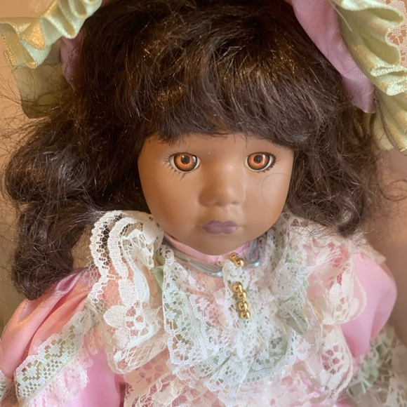 Doll with stand - Picture 3 of 4